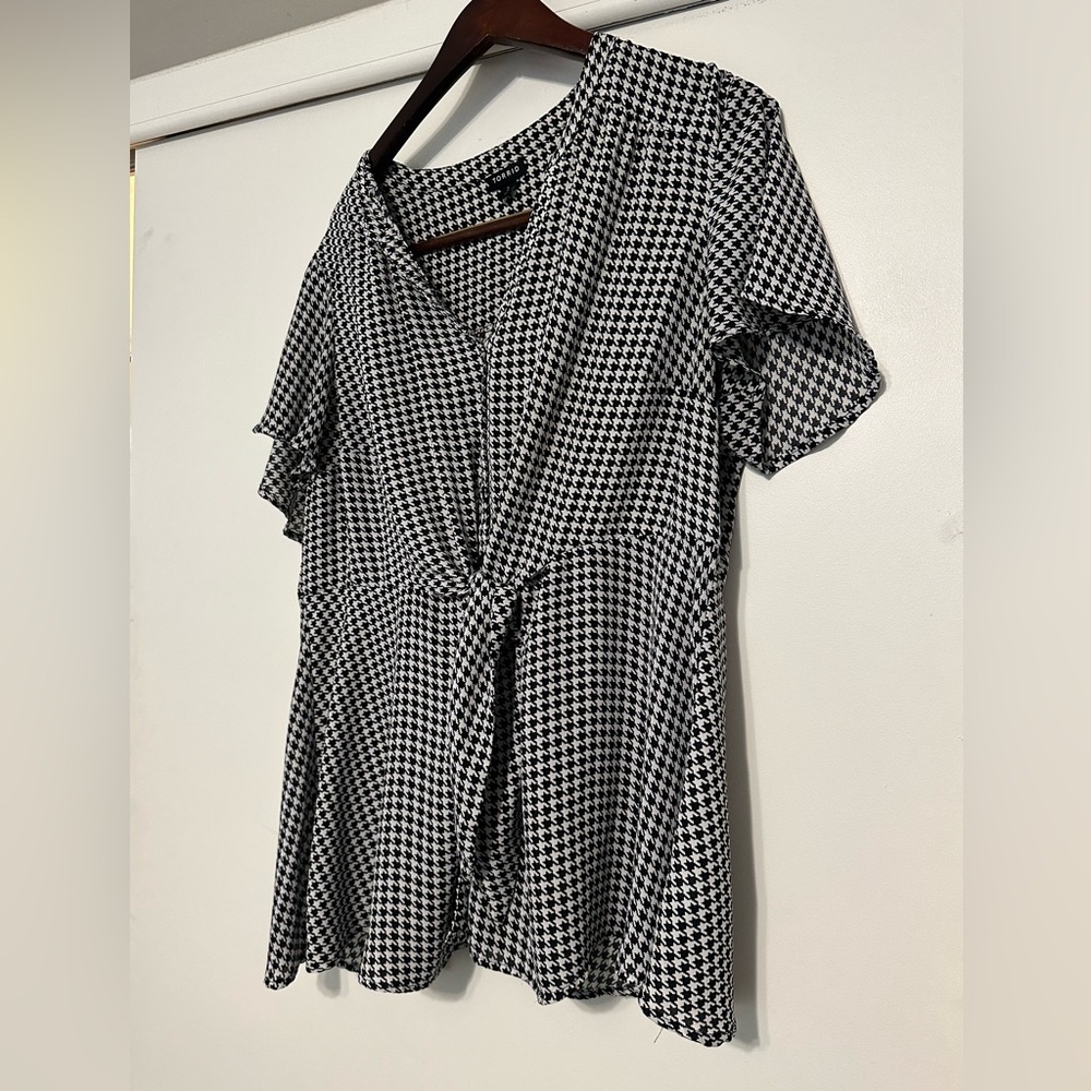 Torrid Short Sleeve Size 2 Blouse